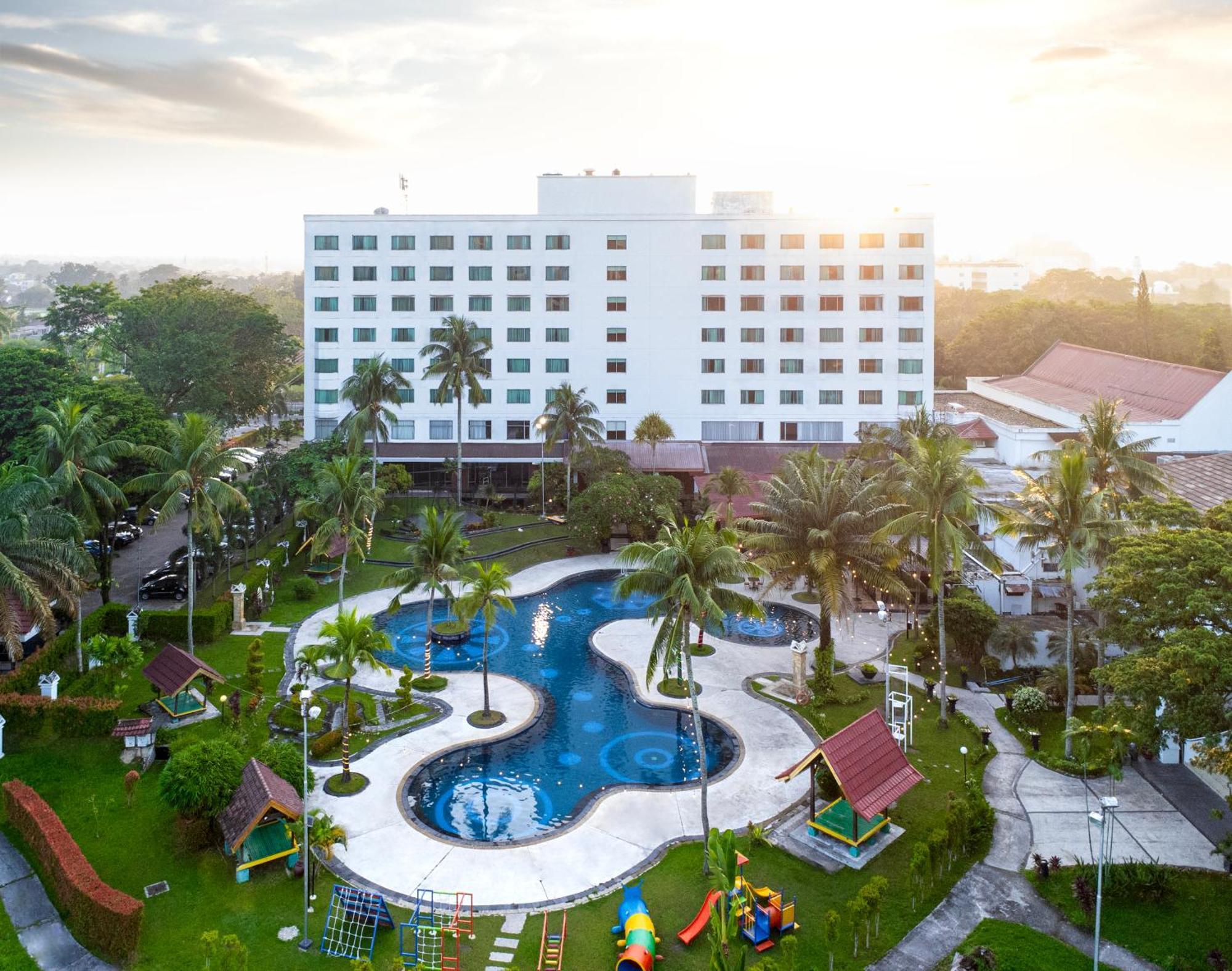 Aryaduta Pekanbaru Hotel Exterior photo