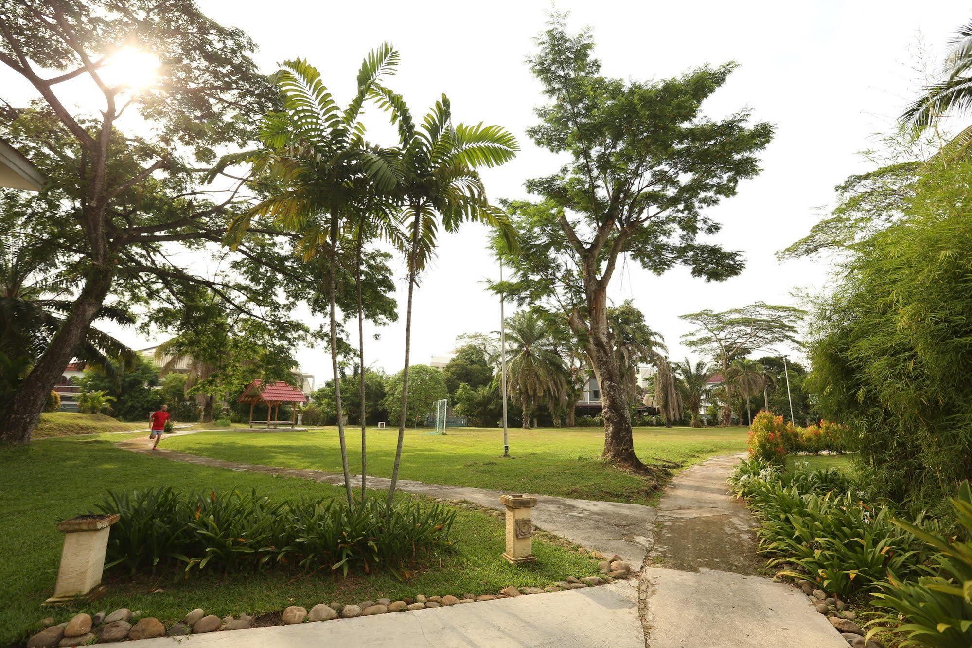 Aryaduta Pekanbaru Hotel Exterior photo